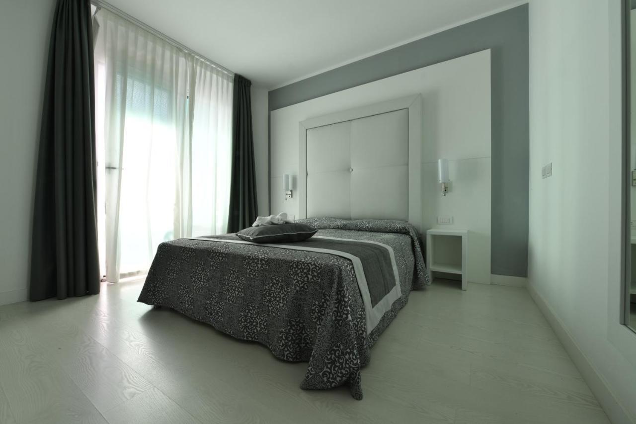 Doppel- oder Zweibettzimmer mit Meerblick und Strandpaket